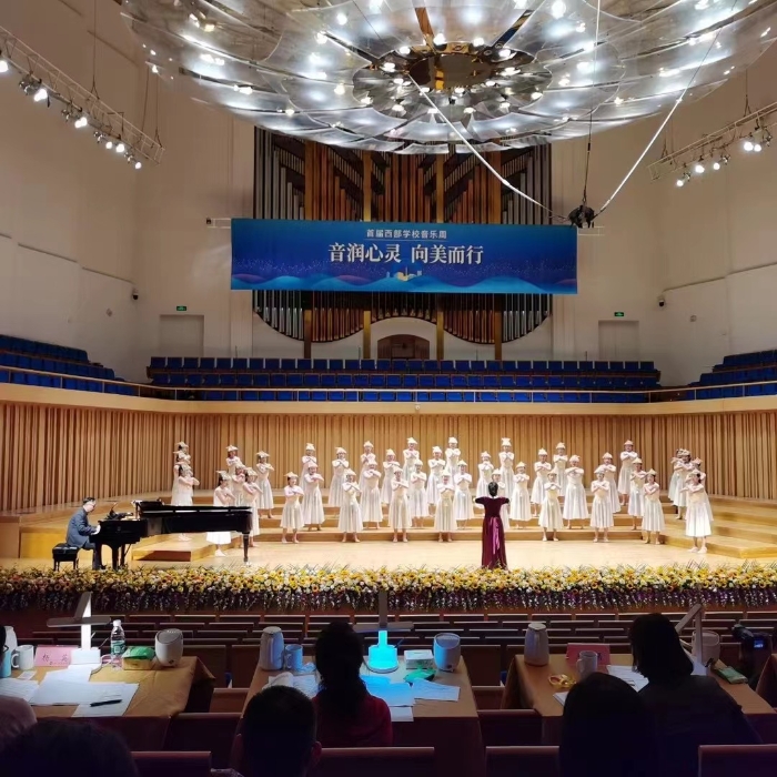 04、2025年4月学校合唱团参加全国第八届中小学生艺术展演活动演唱的声乐作品《赶摆路上》《海菜花》荣获声乐类一等奖 04、2025年4月学校合唱团参加全国第八届中小学生艺术展演活动演唱的声乐作品《赶摆路上》《海菜花》荣获声乐类一等奖