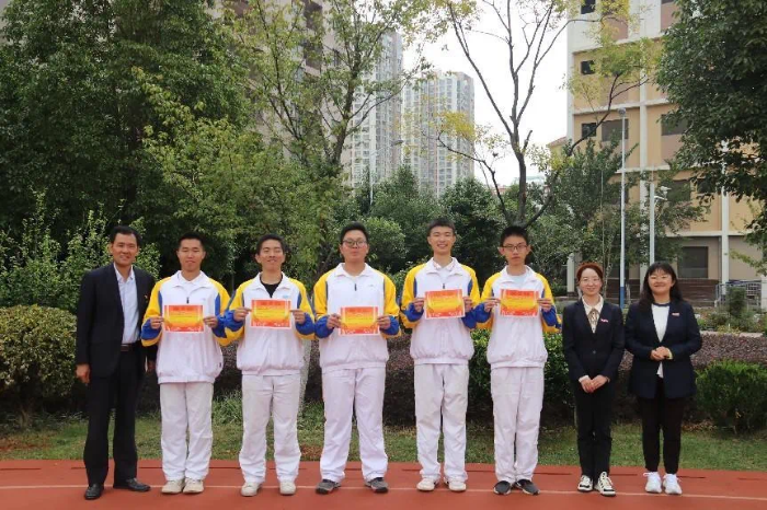 图4全国化学奥林匹克竞赛获奖同学 图4全国化学奥林匹克竞赛获奖同学