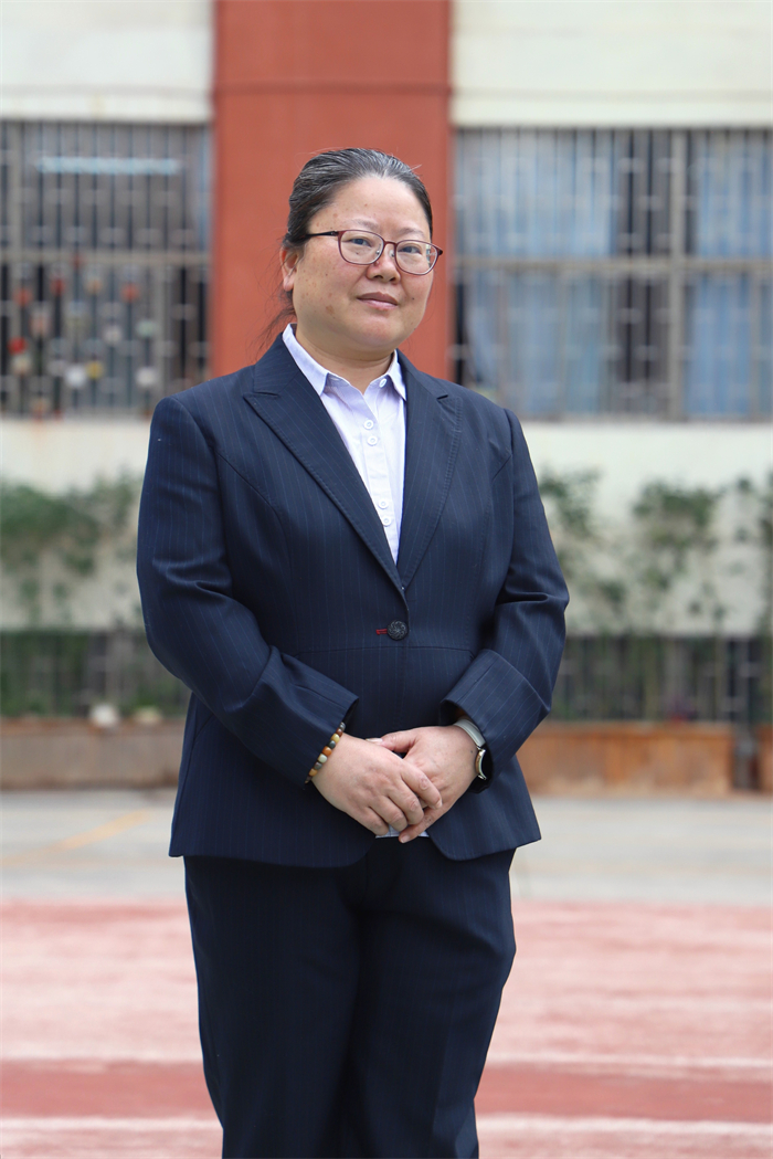 初中化学、区级优秀教师、教研组长:范孝琳 初中化学、区级优秀教师、教研组长:范孝琳