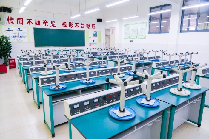图4 生物化学实验室 图4 生物化学实验室