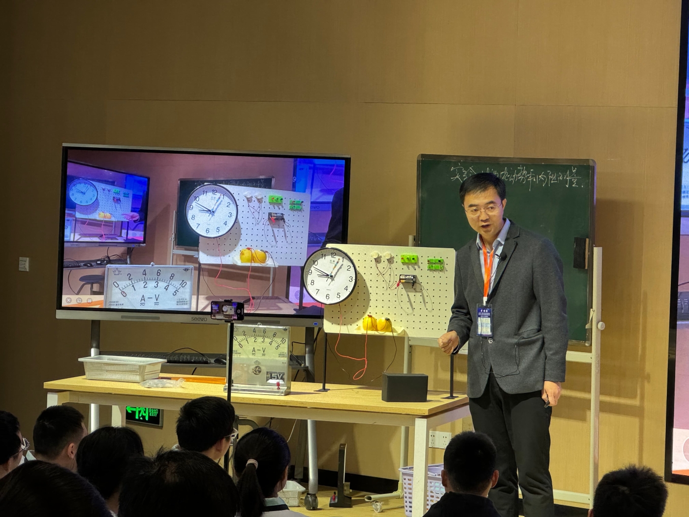 2024年,李兴荣老师荣获全国中学物理名师教学大赛一等奖 (1) 2024年,李兴荣老师荣获全国中学物理名师教学大赛一等奖 (1)