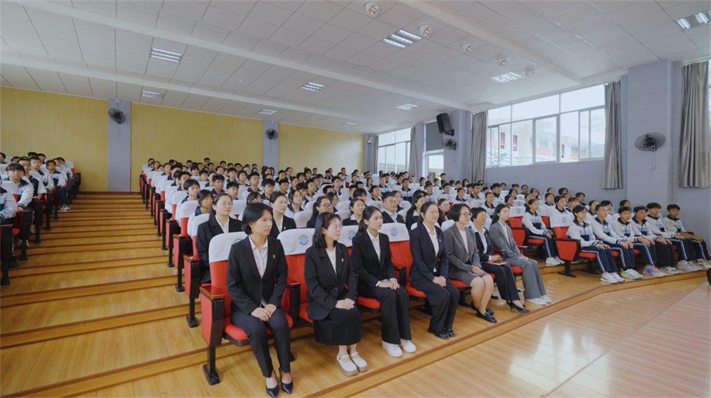 听学生演讲 听学生演讲