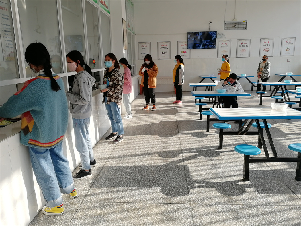 学生有序排队用餐 学生有序排队用餐