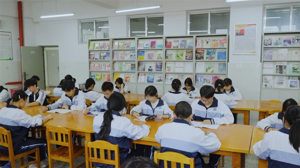 学生在阅览室自主阅读 学生在阅览室自主阅读