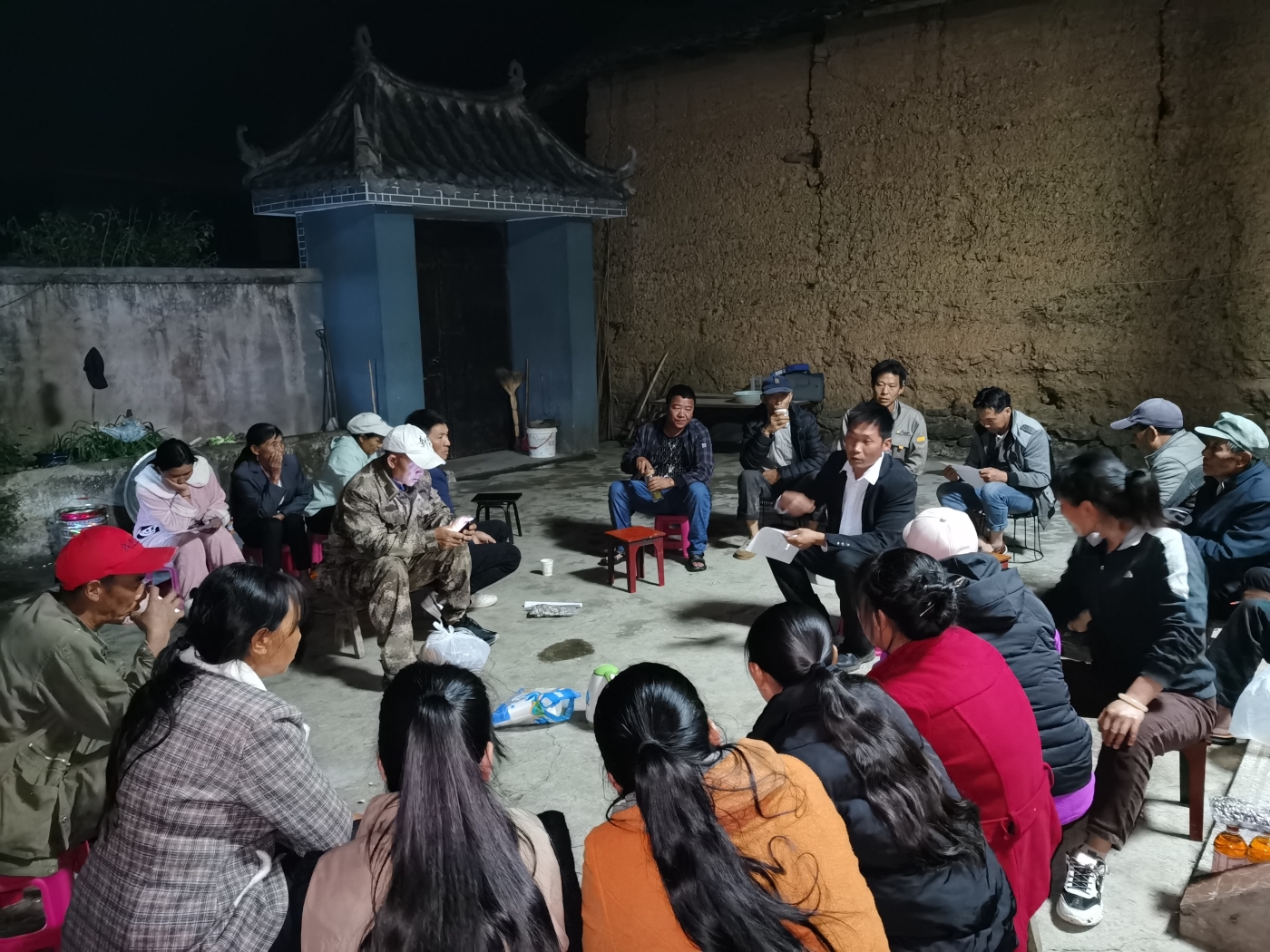 彭正周向群众推广荷包豆种植 彭正周向群众推广荷包豆种植
