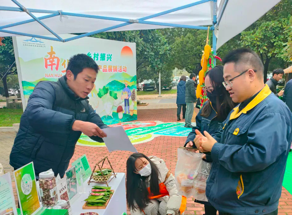 彭正周在展销会上向顾客介绍产品.JPG 彭正周在展销会上向顾客介绍产品.JPG