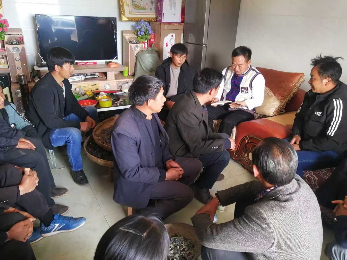周忠才深入群众家中开展“火塘调解”工作法 周忠才深入群众家中开展“火塘调解”工作法