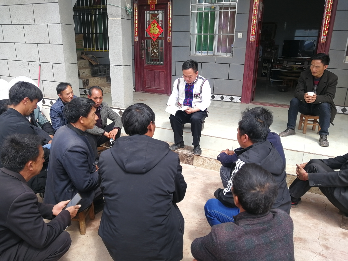 周忠才深入群众家中宣传政策 周忠才深入群众家中宣传政策