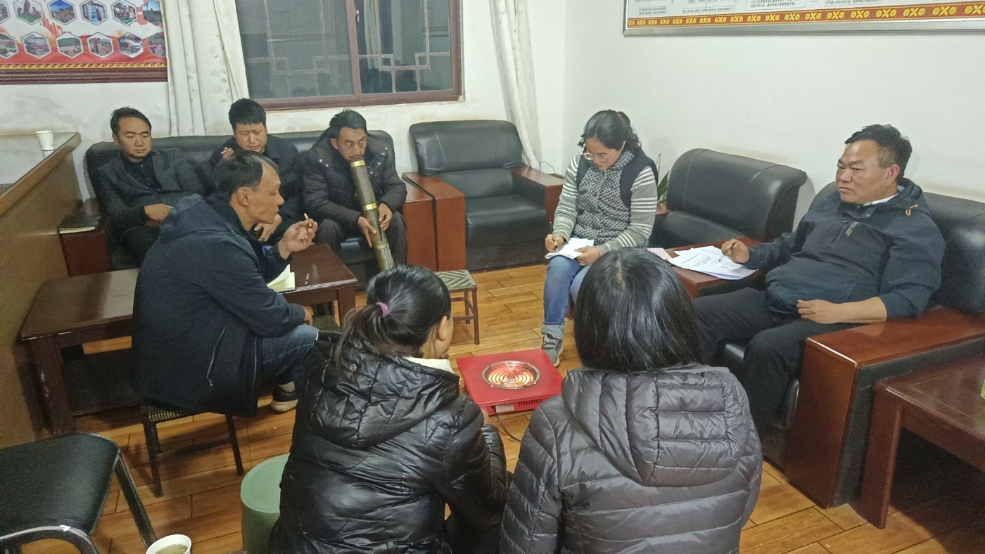 周忠才深入群众家中宣传政策1 周忠才深入群众家中宣传政策1