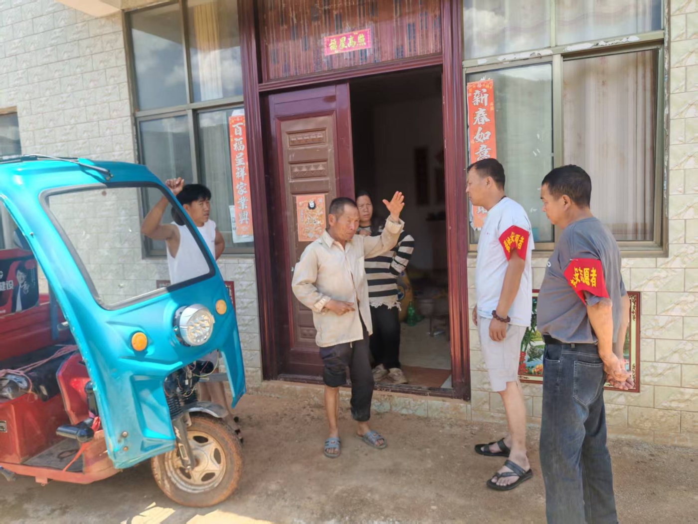 唐兴刚右二(入户宣传防洪防汛紧急避险知识) 唐兴刚右二(入户宣传防洪防汛紧急避险知识)