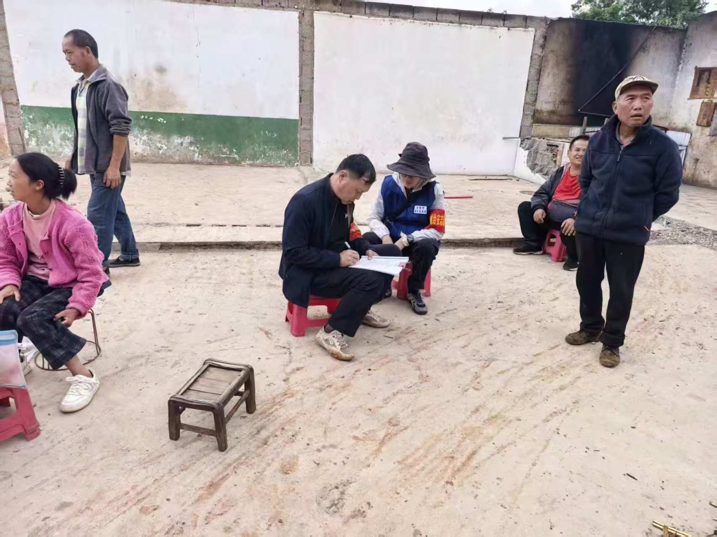 唐兴刚左三(深村入户了解民情) 唐兴刚左三(深村入户了解民情)