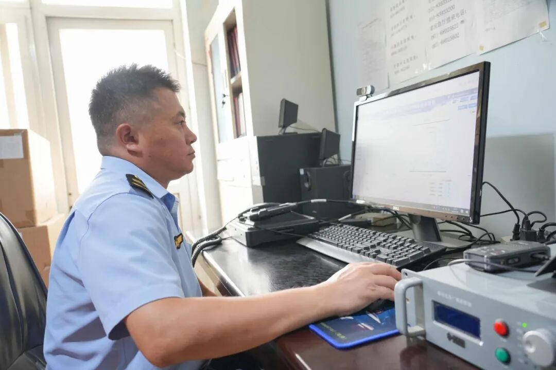 欧应杰在值班值守 欧应杰在值班值守